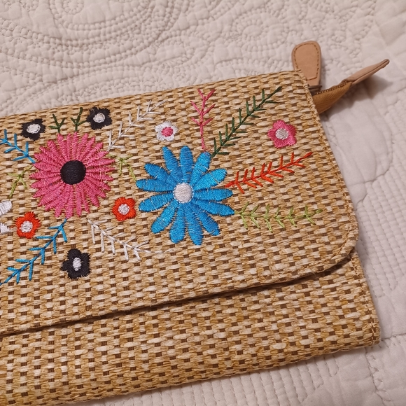 Aldo ratton style with embroidery clutch or wristlet - Picture 3 of 11